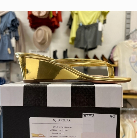 NIB $550 Aquazzura golden shoes